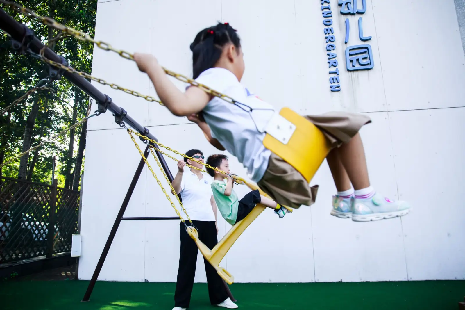 折叠梯铝合金与钢材材质性能对比及适用场景分析