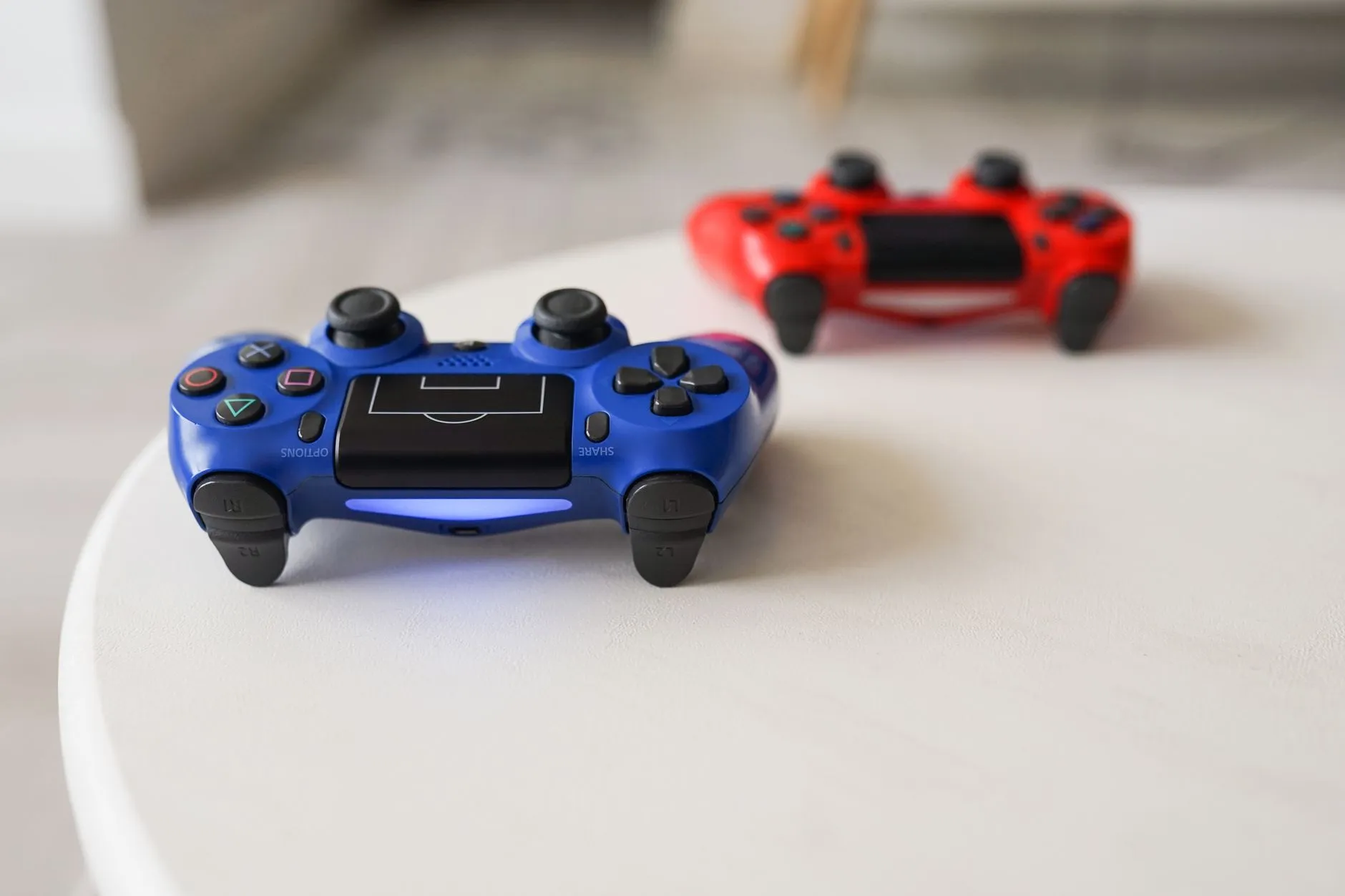 铝合金与碳钢人字梯性能对比及家庭选购指南